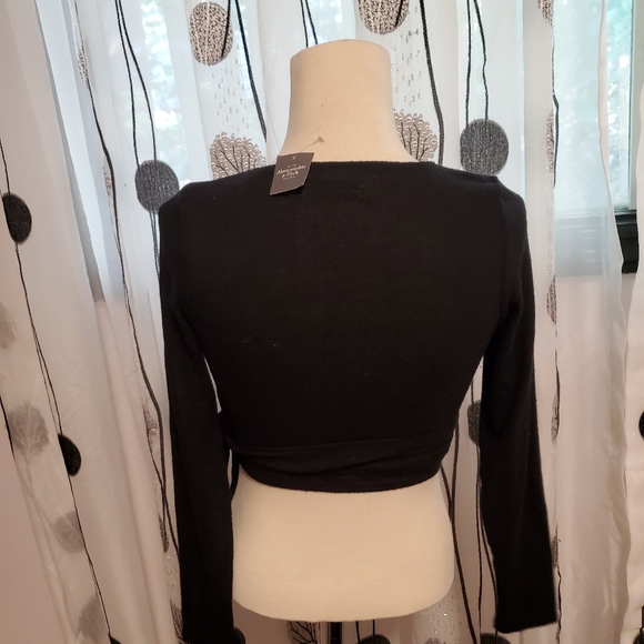 NWT Abercombie & Fitch Smalll cropped wrap top in black - Picture 4 of 7